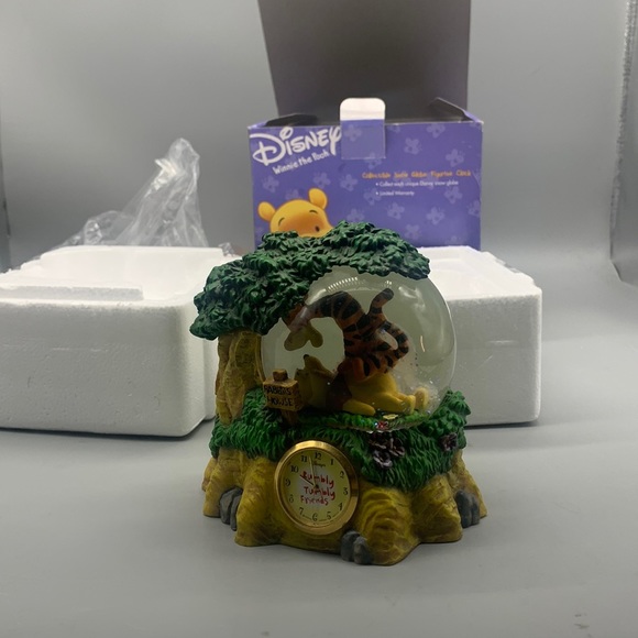 Disney's Winnie the Pooh & Tigger Glitter Snow Globe Clock Rumbly Tumbly Friends - Picture 1 of 11